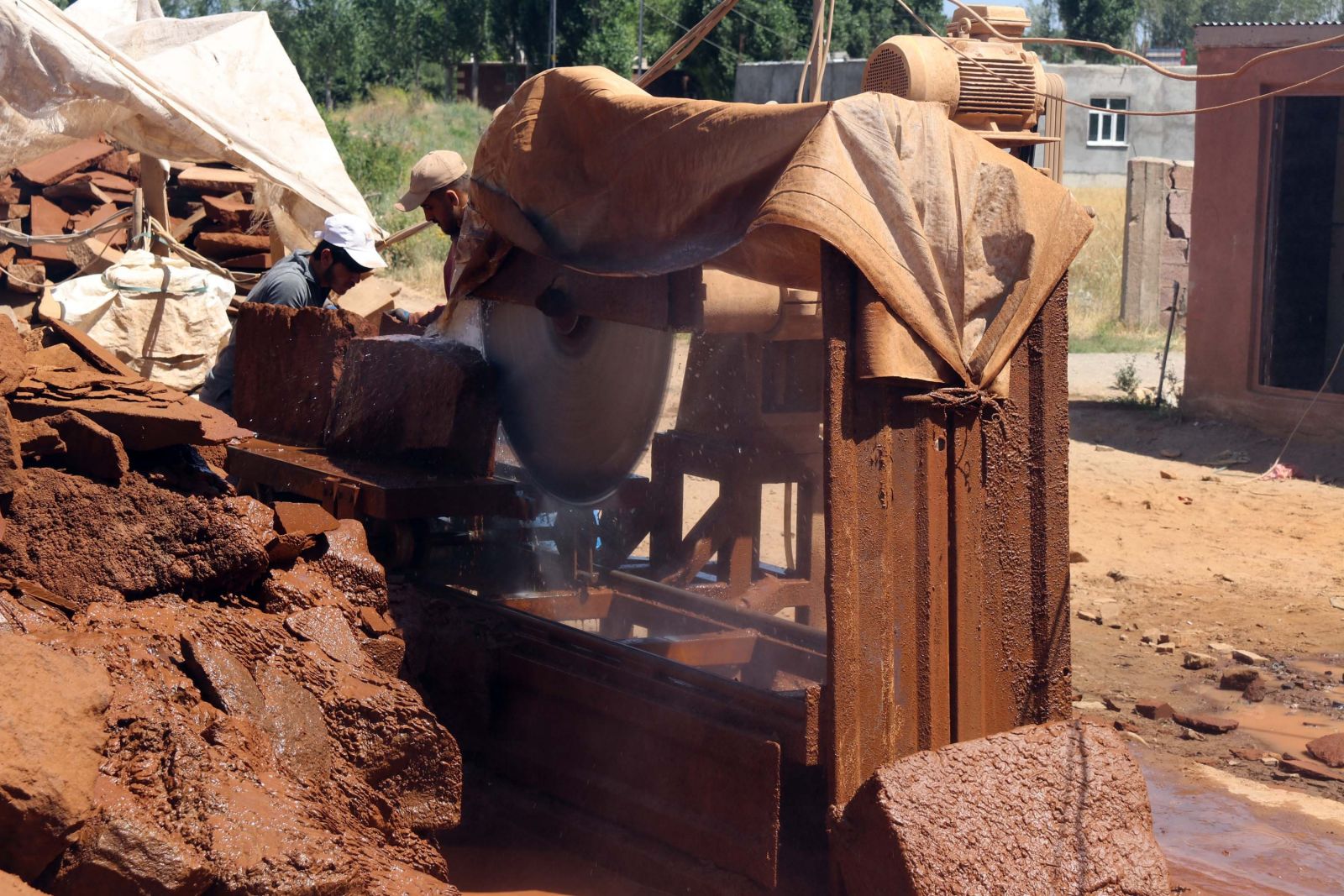 Taş ustalarının zorlu emek mücadelesi